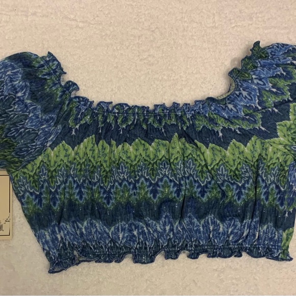 New- No Comment NY•LA - Junior Fashion Circle Opening In Front Crop Top - Size M - Picture 2 of 6